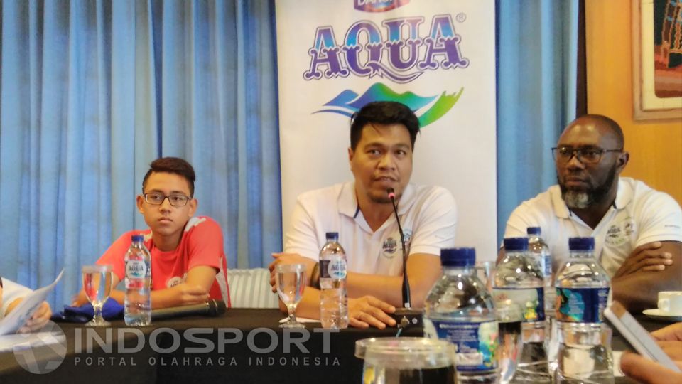 Jacksen F. Tiago (kanan) bersama Gistar Panutur dan Mulkan Alfaris dalam konferensi (29/09/16). Copyright: © Ian Setiawan/INDOSPORT
